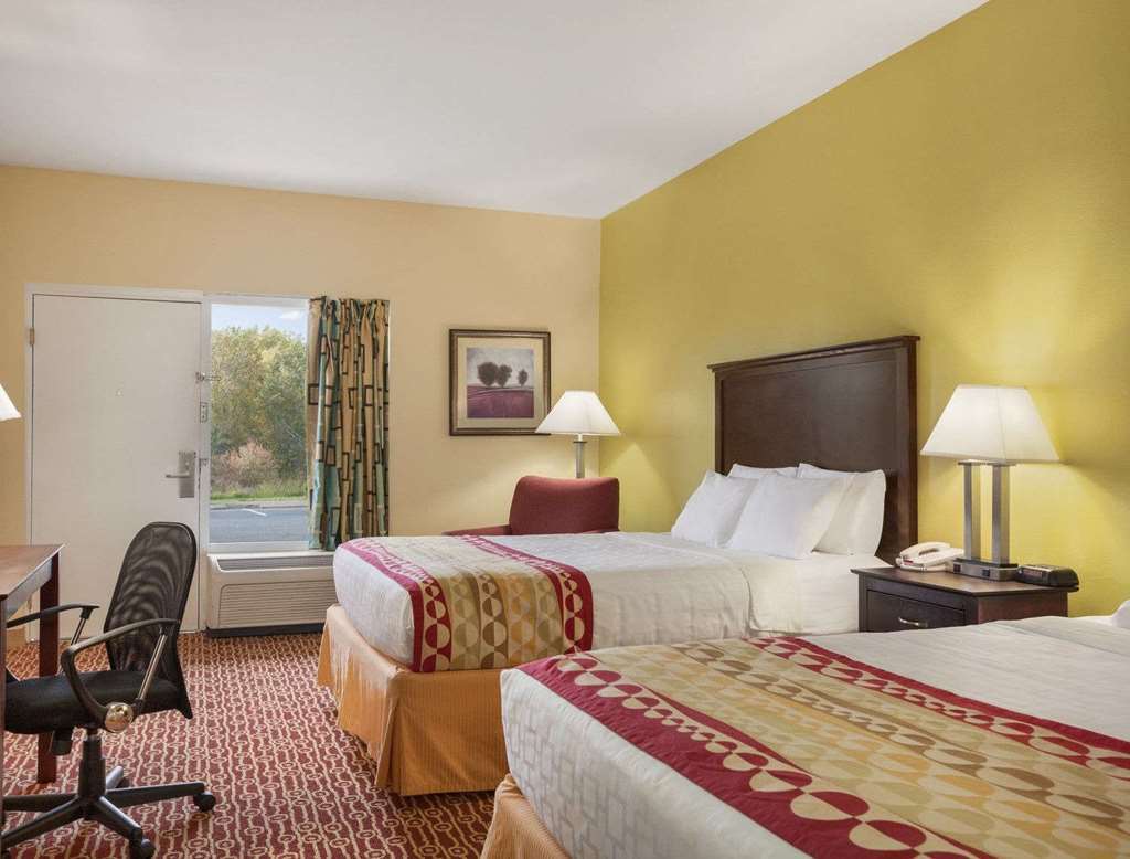 Baymont By Wyndham Warrenton Hotel Room photo